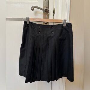 Pleated black skirt with buttons